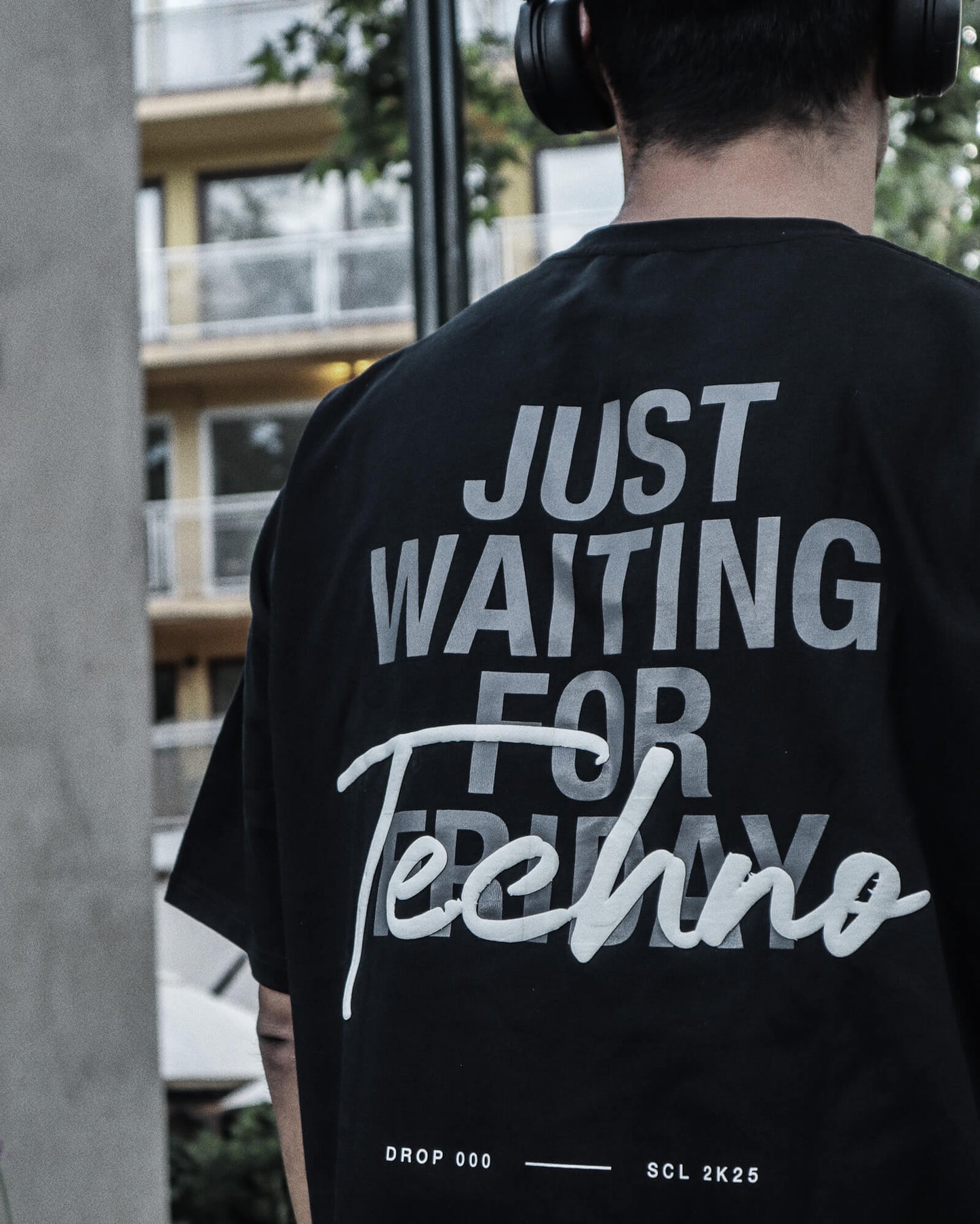 T-Shirt Oversize "Just Waiting for Techno" | Edición Limitada