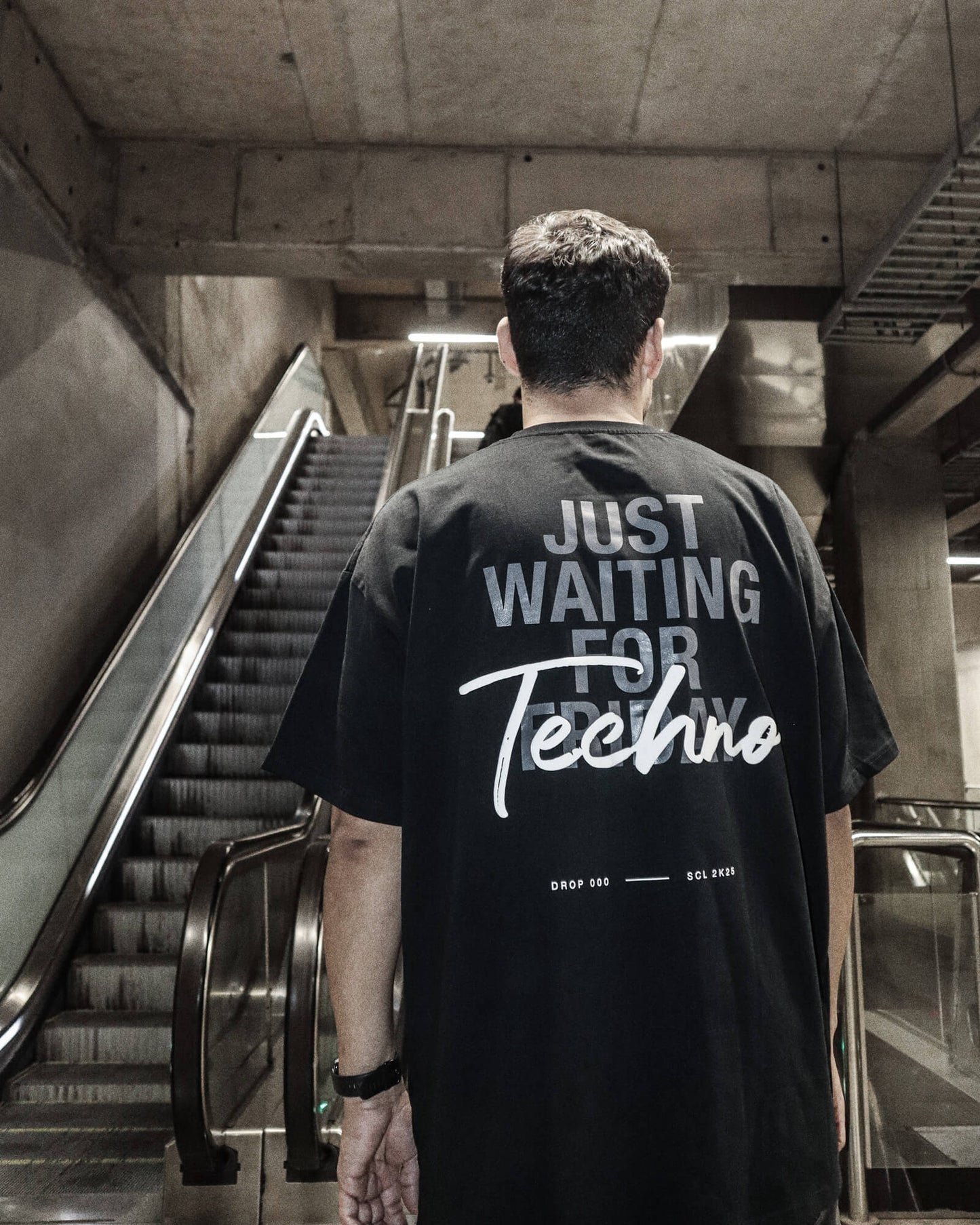 T-Shirt Oversize "Just Waiting for Techno" | Edición Limitada