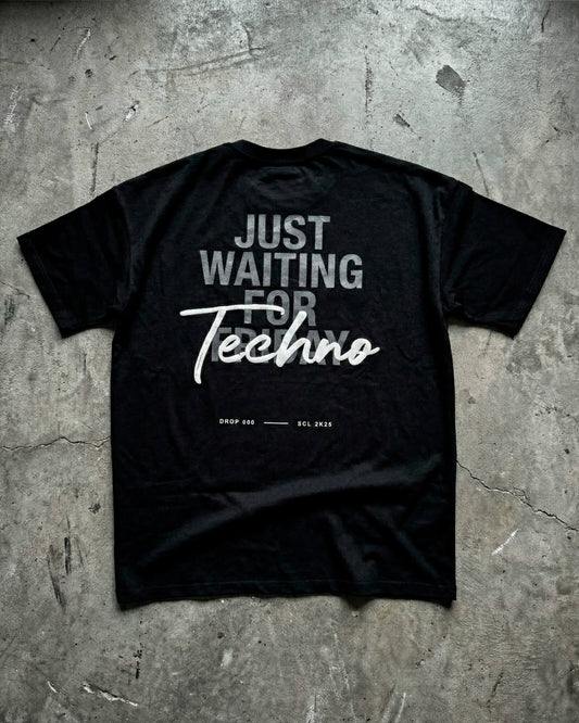 T-Shirt Oversize "Just Waiting for Techno" | Edición Limitada